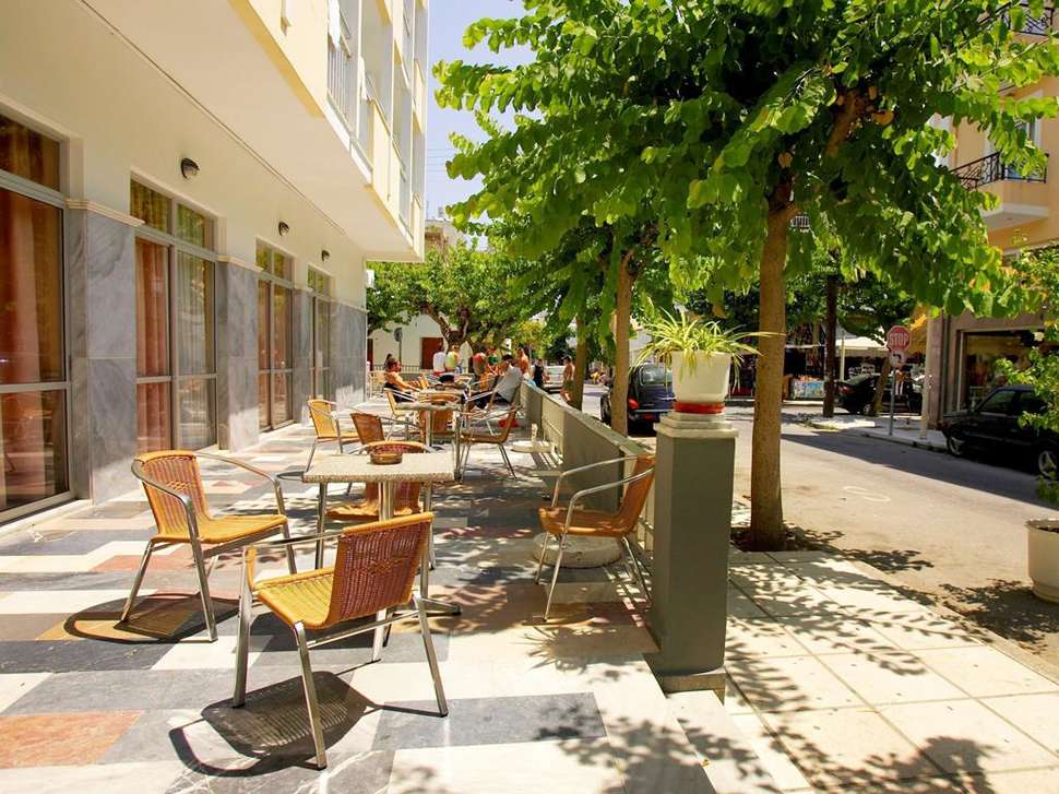 Een foto van het terras bij Paritsa Hotel