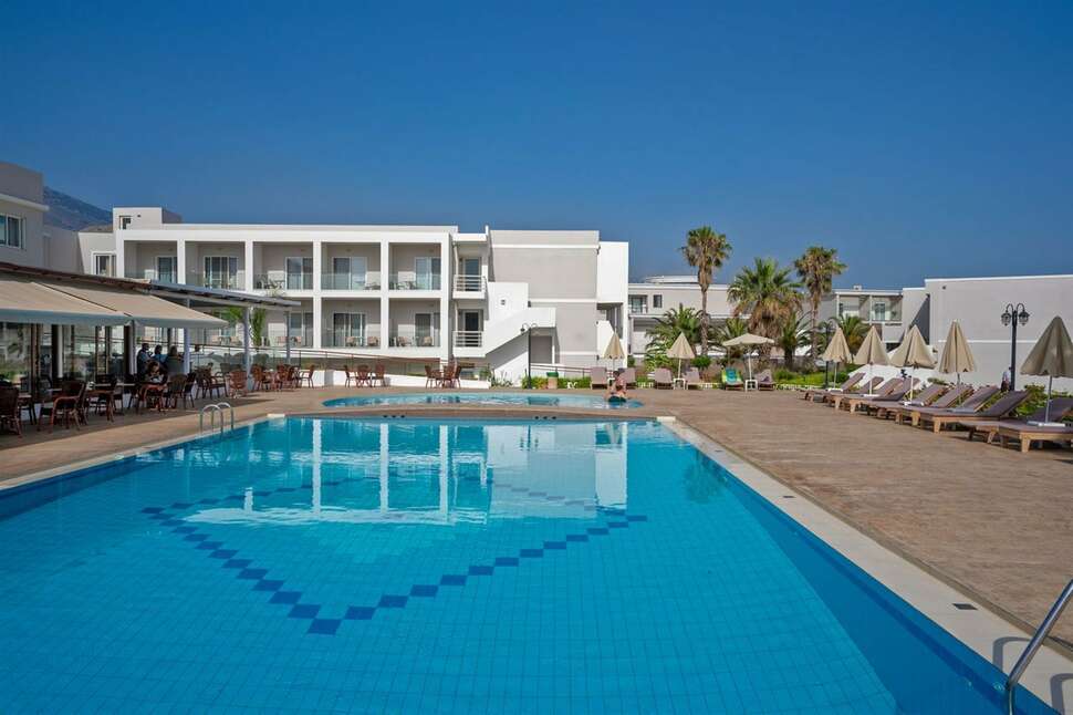 Ein Foto vom Pool im Delfina Tropic Beach