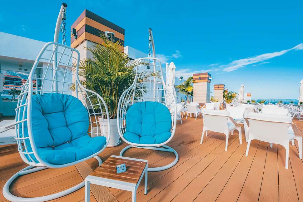 Een foto van het terras bij Atlantic Mirage Suites & Spa