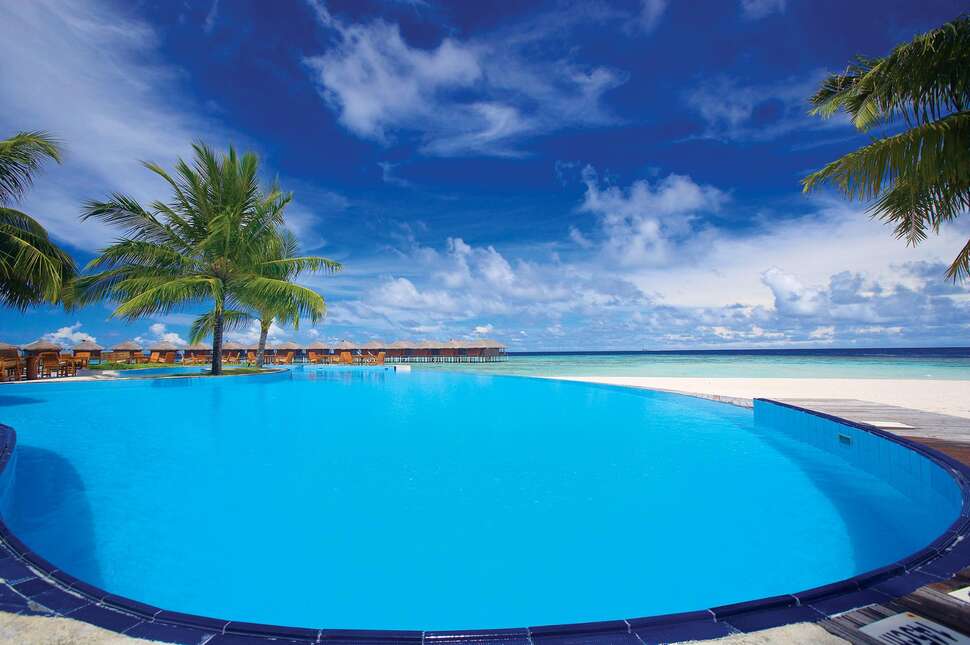 Een foto van het zwembad bij Filitheyo Island Resort