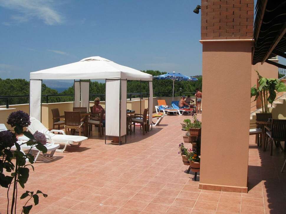 Een foto van het terras bij Rosy Suites