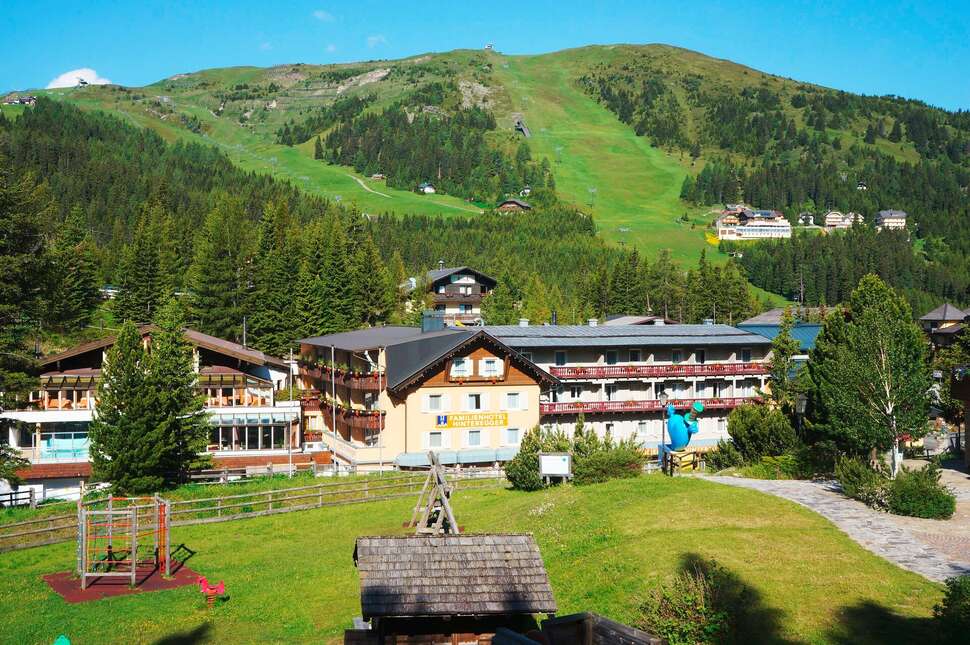 Een foto van de buitenkant van Family Hotel Hinteregger