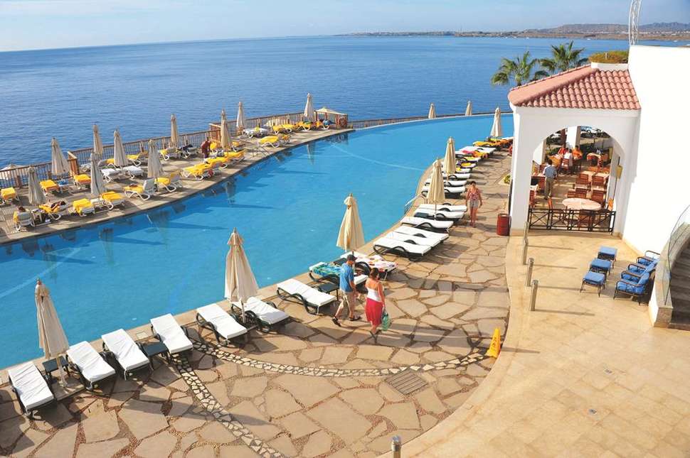 Een foto van het zwembad bij Reef Oasis Blue Bay Resort & Spa