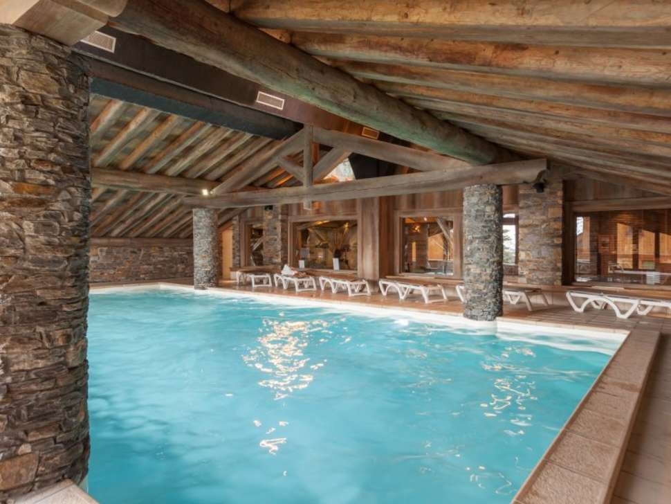 Een foto van het zwembad bij Pierre & Vacances Residence Premium Les Alpages de Reberty