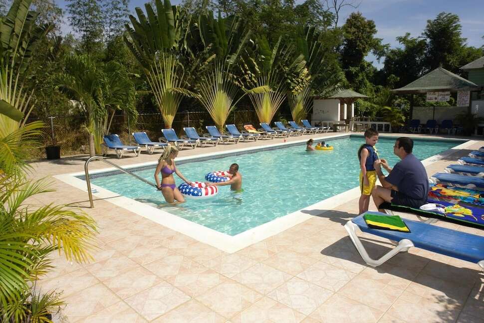 Een foto van het zwembad bij Legends Beach Resort