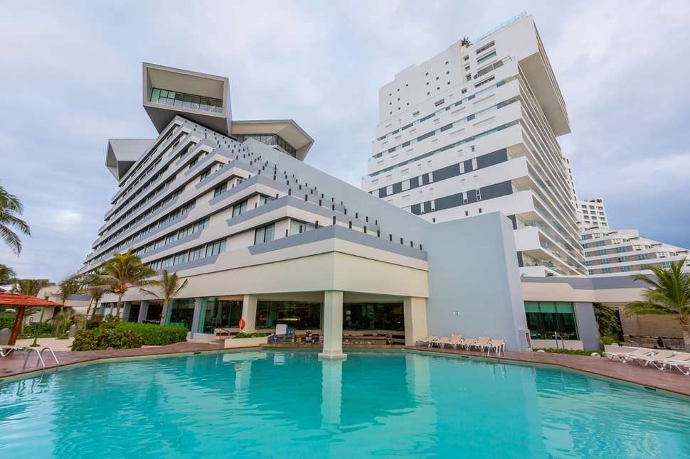 Een foto van het zwembad bij Park Royal Cancun All Inclusive