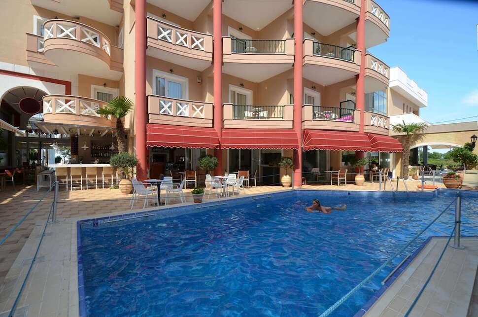 Een foto van het zwembad bij Evilion Sea & Sun Hotel