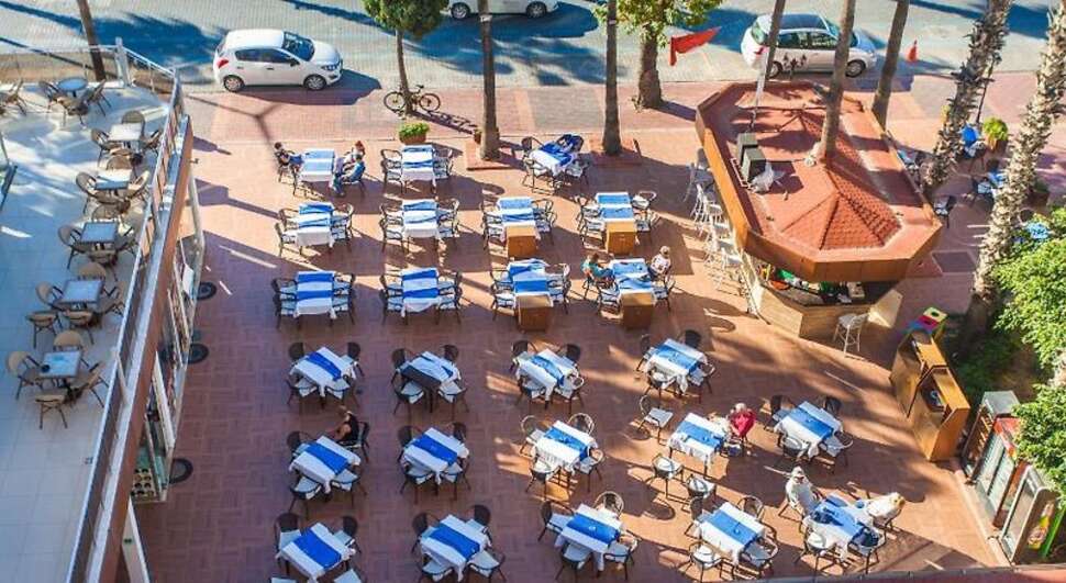 Een foto van het terras bij Eftalia Downtown Hotel