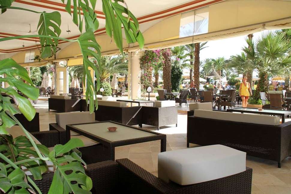 Een foto van het terras bij Riadh Palms