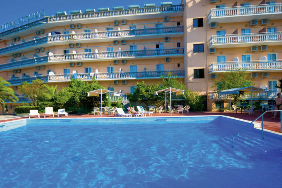 Ein Foto vom Pool im Potamaki Beach Hotel