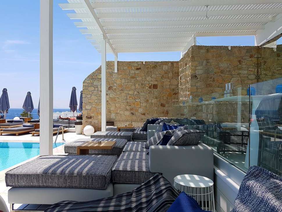 Een foto van het terras bij Myconian Ambassador - Relais & Chateaux