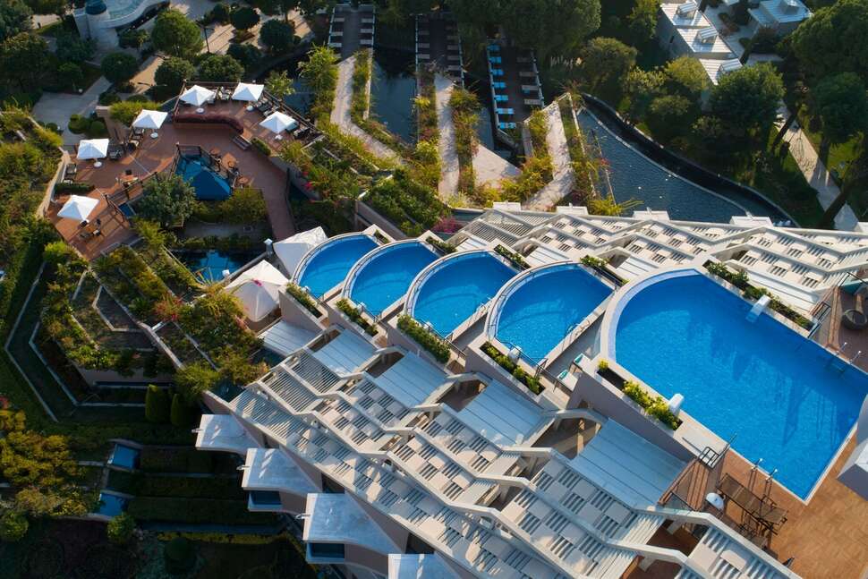 Een foto van het zwembad bij Susesi Luxury Resort