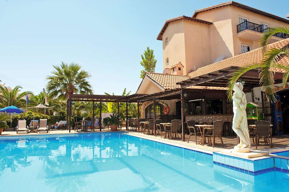 Een foto van het zwembad bij Anais Bay Aparthotel
