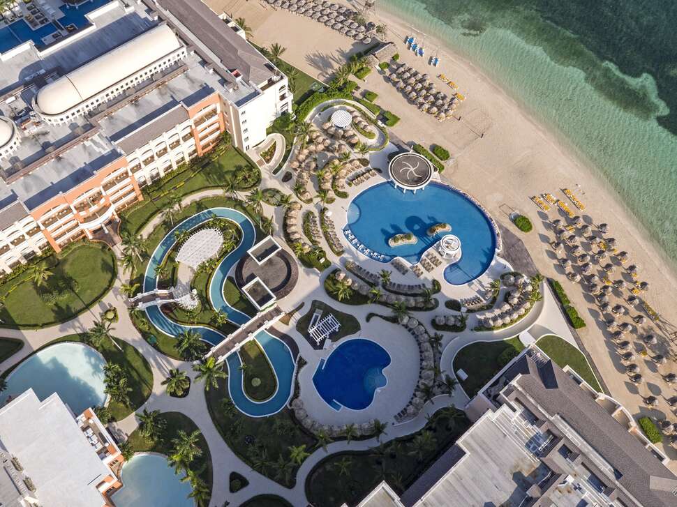 Een foto van het zwembad bij Iberostar Selection Rose Hall Suites
