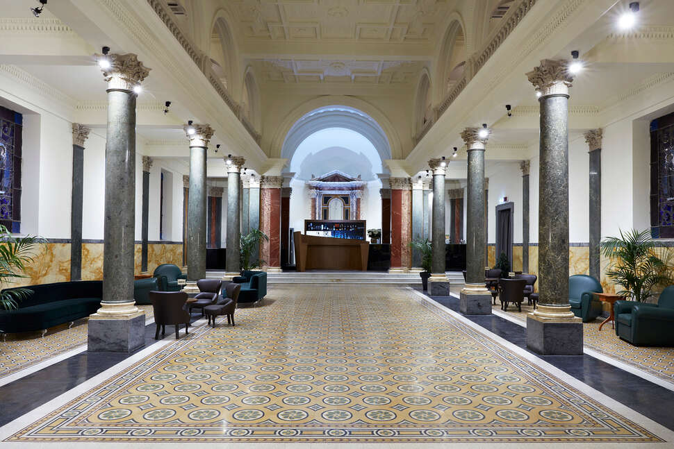 Een foto van het interieur van The Building
