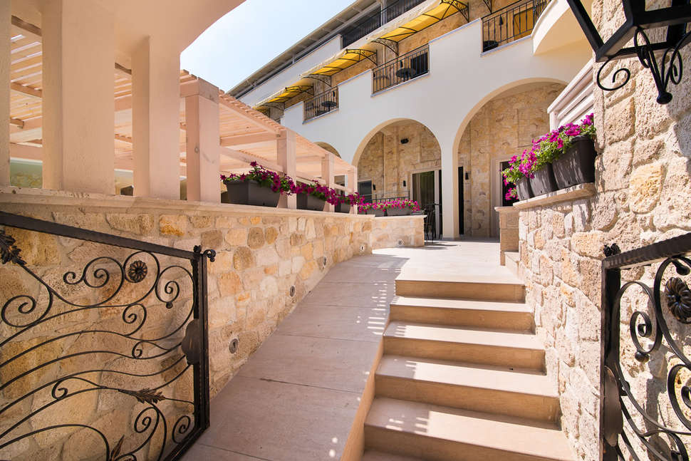 Een foto van de buitenkant van Neikos Mediterraneo Luxury Suites