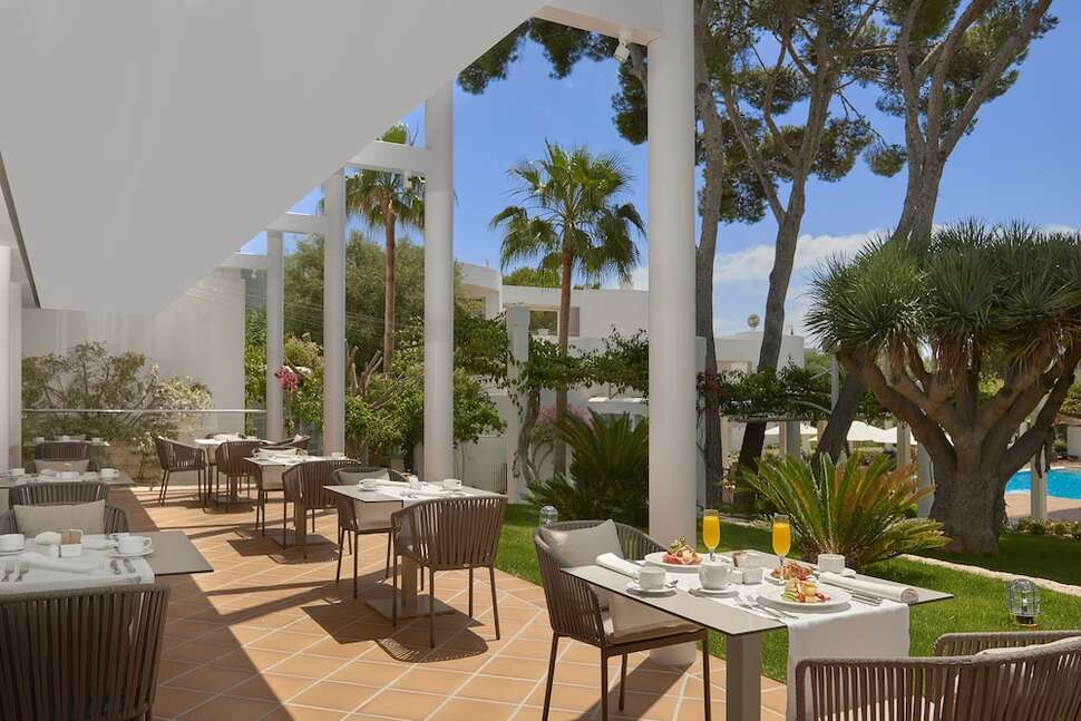 Een foto van het terras bij Melia Cala d'Or Boutique Hotel