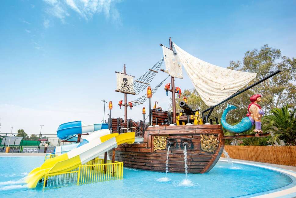 Ein Foto vom Pool im Caravia Beach Hotel