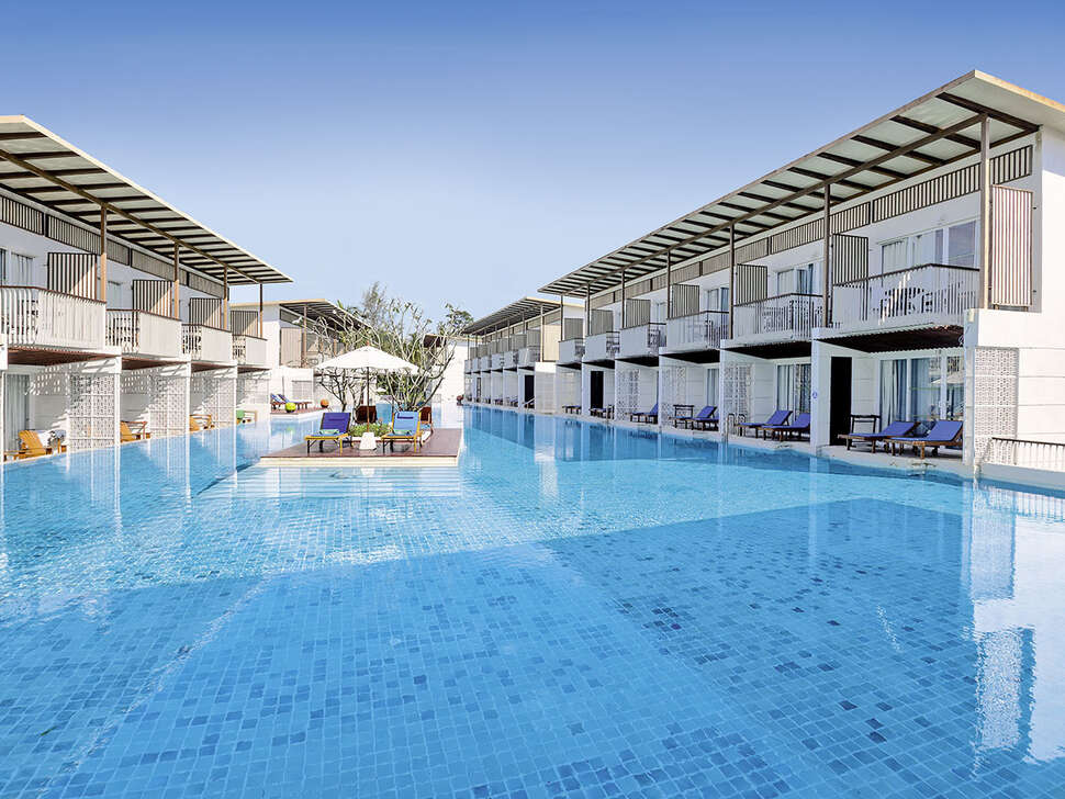 Een foto van het zwembad bij The Briza Beach Resort Khao Lak