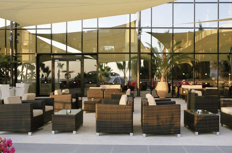 Een foto van het terras bij St. George Hotel Spa & Beach Resort