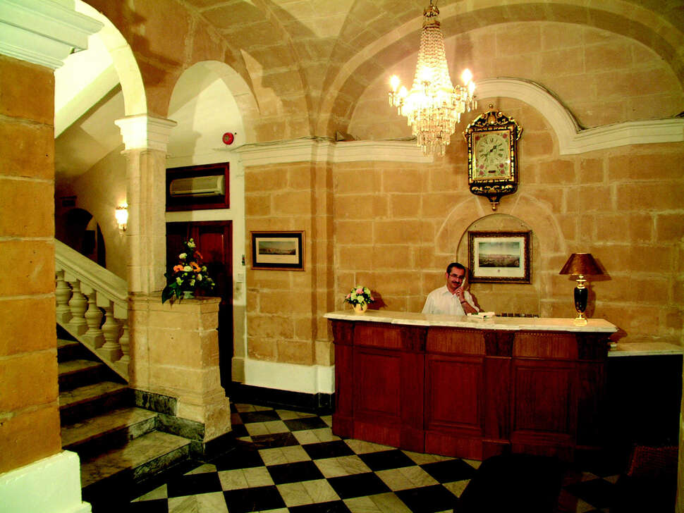 Een foto van het interieur van Castille Hotel