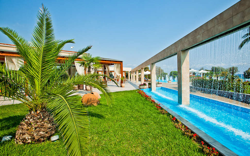 Een foto van de buitenkant van Hotel Poseidon Palace