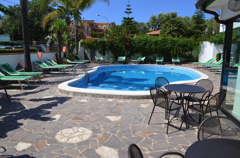 Ein Foto vom Pool im Hotel Marinella