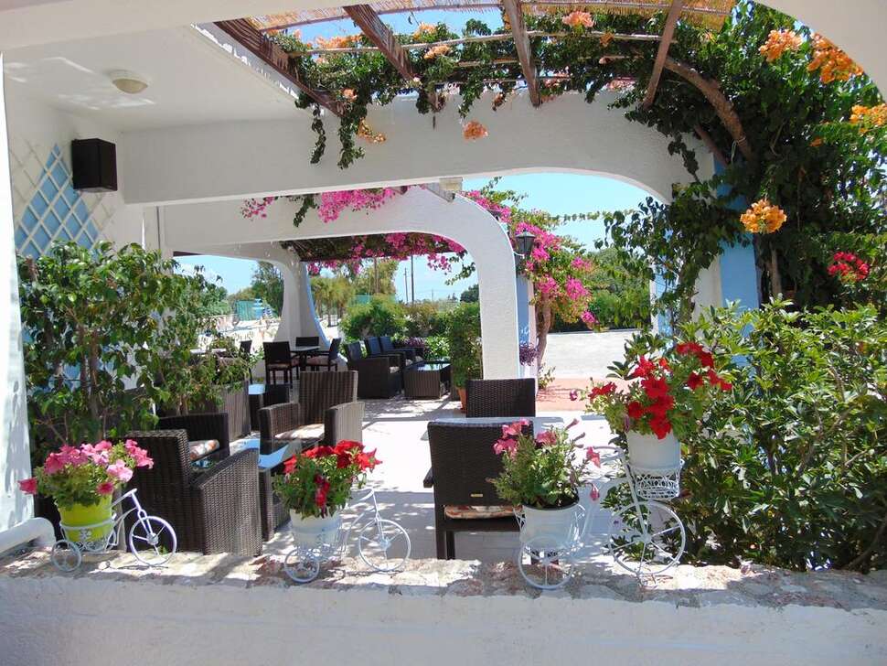 Een foto van het terras bij Nirvana Beach Hotel