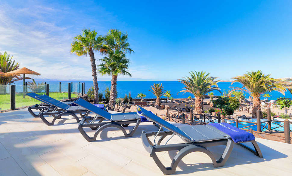 Een foto van het terras bij H10 Timanfaya Palace