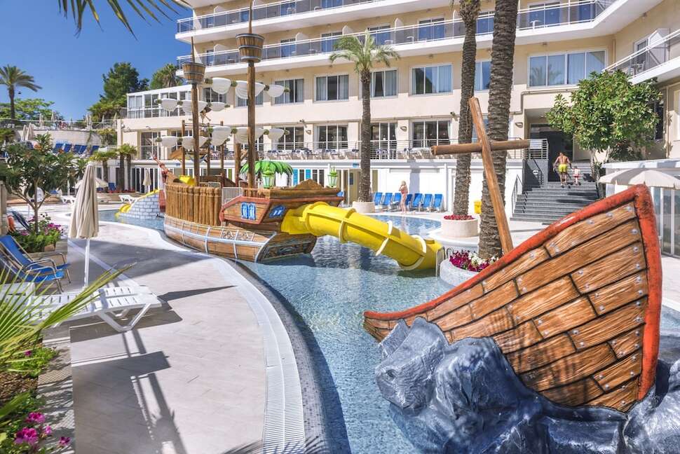 Ein Foto vom Pool im Hotel Oasis Park Splash