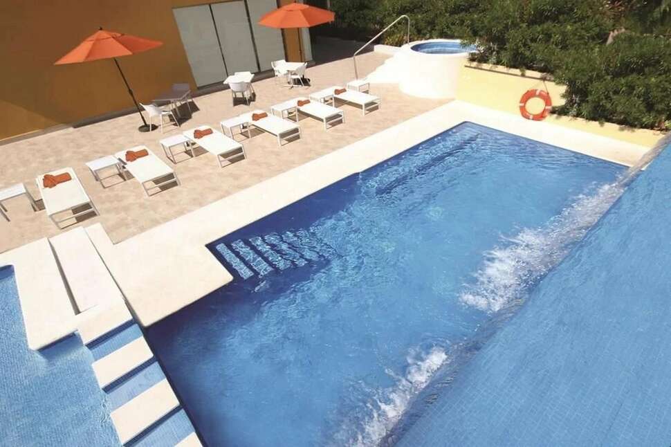 Een foto van het zwembad bij La Quinta Inn & Suites Cancun