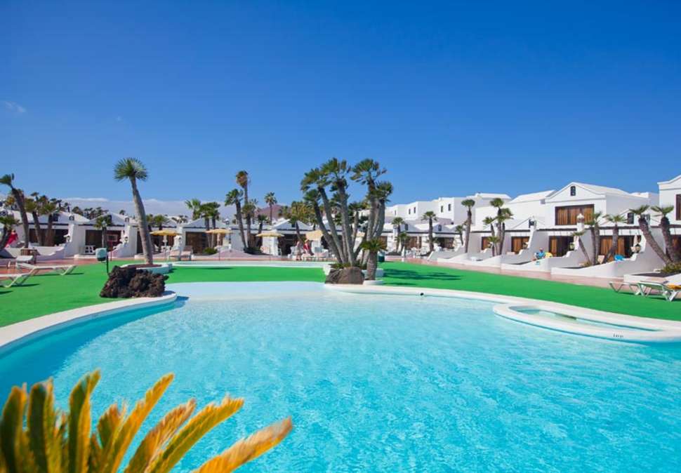 Een foto van het zwembad bij Sands Beach Resort