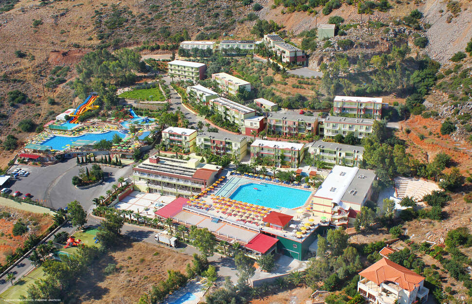 Een foto van de buitenkant van Hotel Aquasun Village