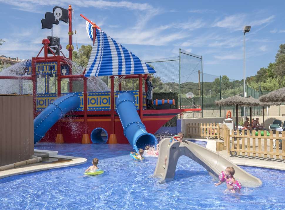 Een foto van het zwembad bij Rosamar Garden Resort