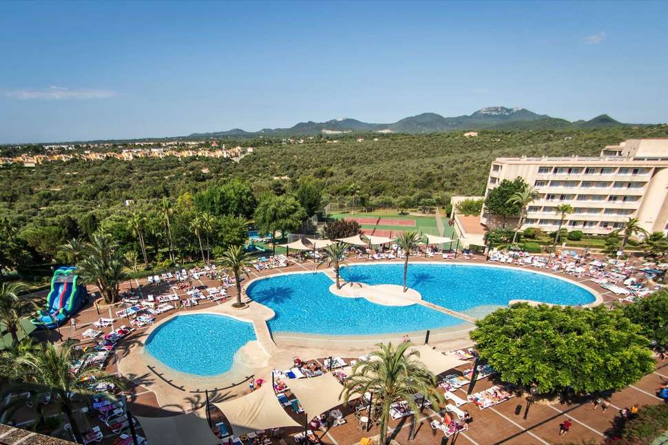 Een foto van het zwembad bij Club Cala Romani