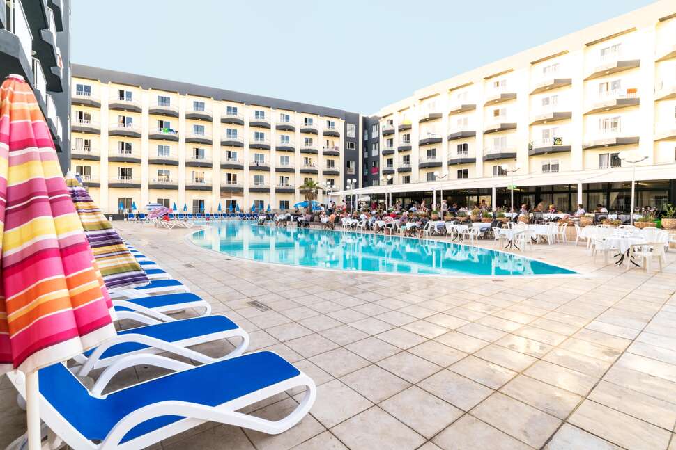 Een foto van het zwembad bij Topaz Hotel