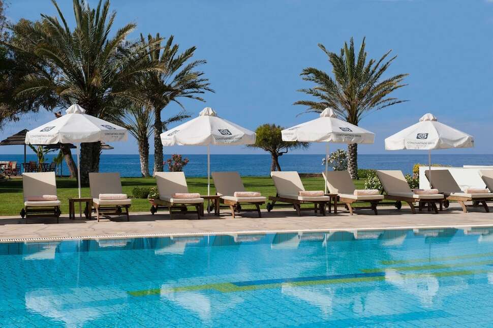 Een foto van het zwembad bij Constantinou Bros Athena Royal Beach Hotel
