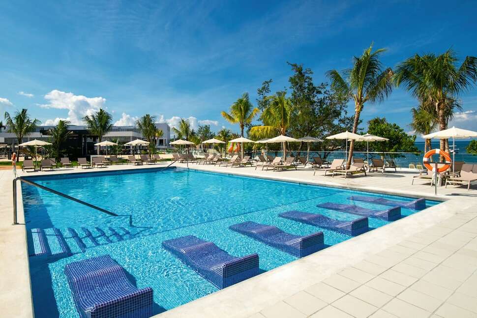 Een foto van het zwembad bij Riu Montego Bay