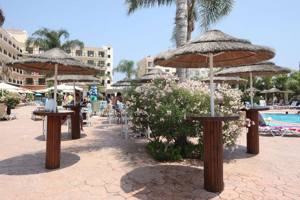 Ein Foto von der Terrasse im Tsokkos Gardens Hotel