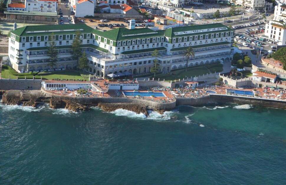 Ein Foto von der Außenansicht des Vila Gale Ericeira