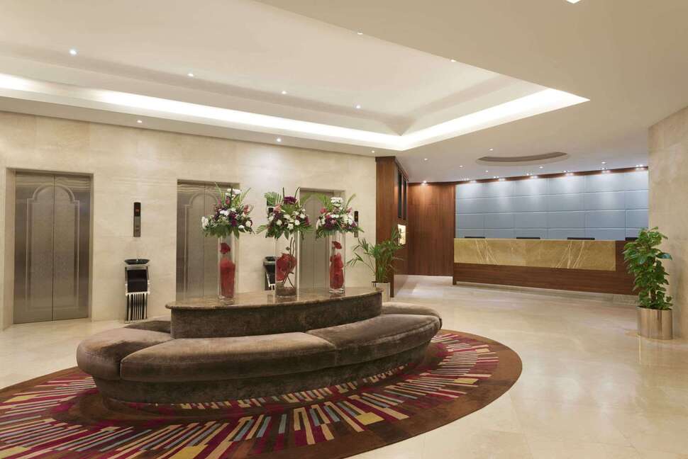 Een foto van het interieur van Ramada by Wyndham Abu Dhabi Corniche