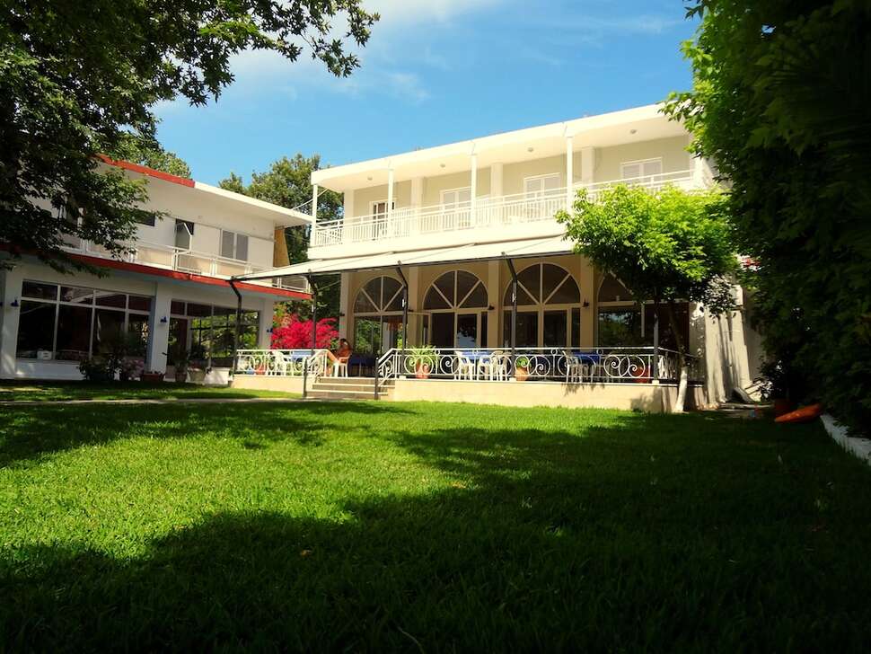 Ein Foto von der Außenansicht des Hotel Avra Beach