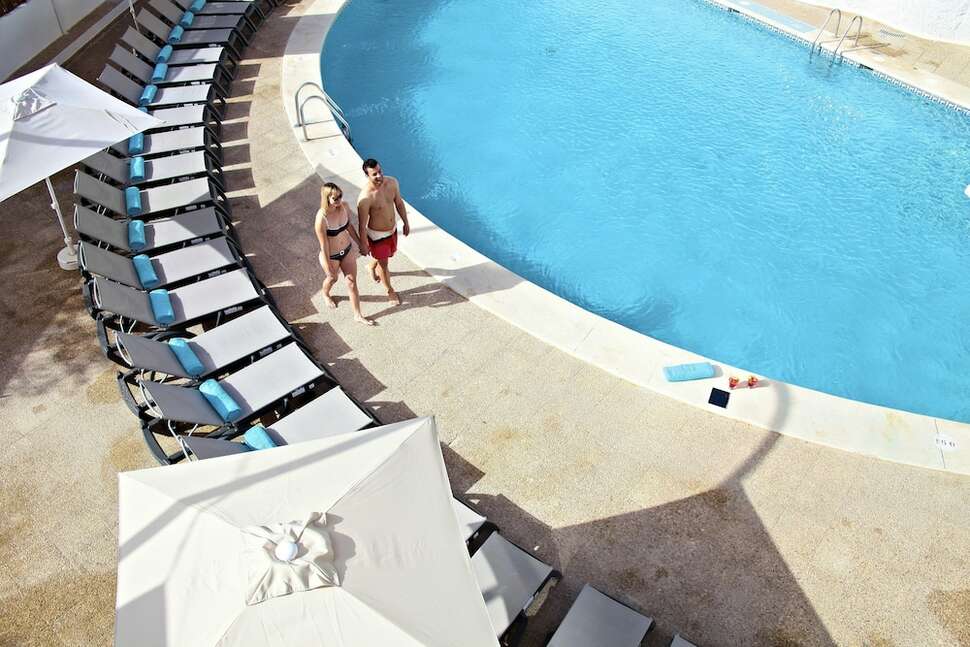 Een foto van het zwembad bij Flamingo Beach Resort