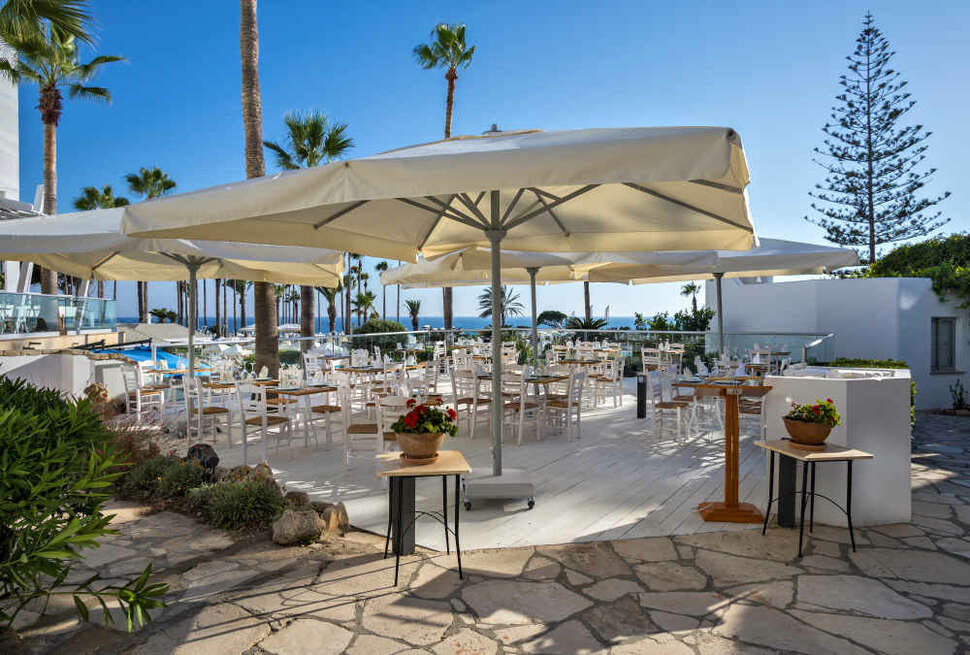 Een foto van het terras bij Leonardo Plaza Cypria Maris Beach Hotel & Spa