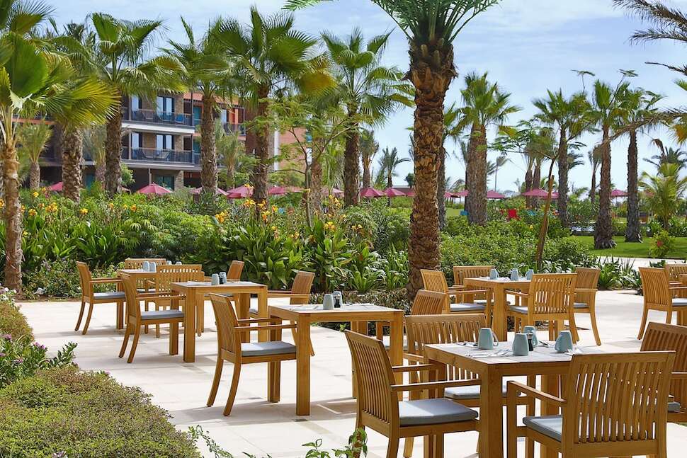 Een foto van het terras bij Hilton Cabo Verde Sal Resort