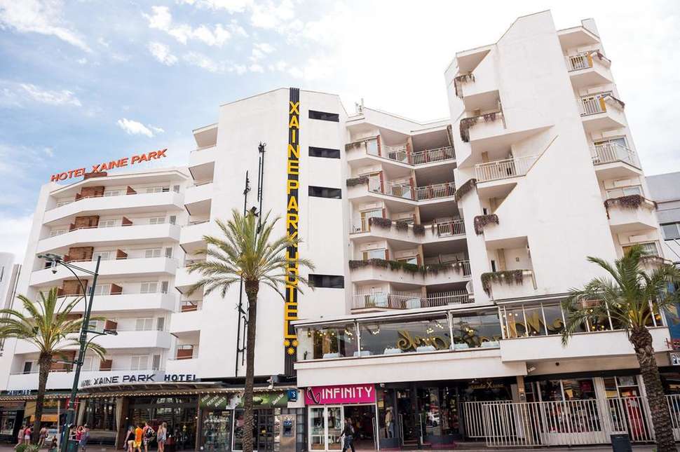 Een foto van de buitenkant van Hotel Xaine Park