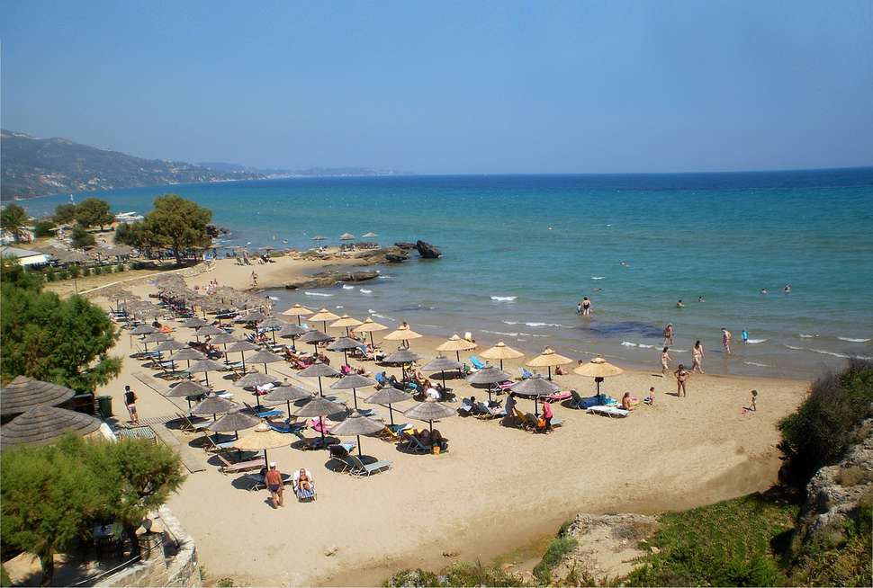 Een foto van het strand bij Plaka Beach Resort