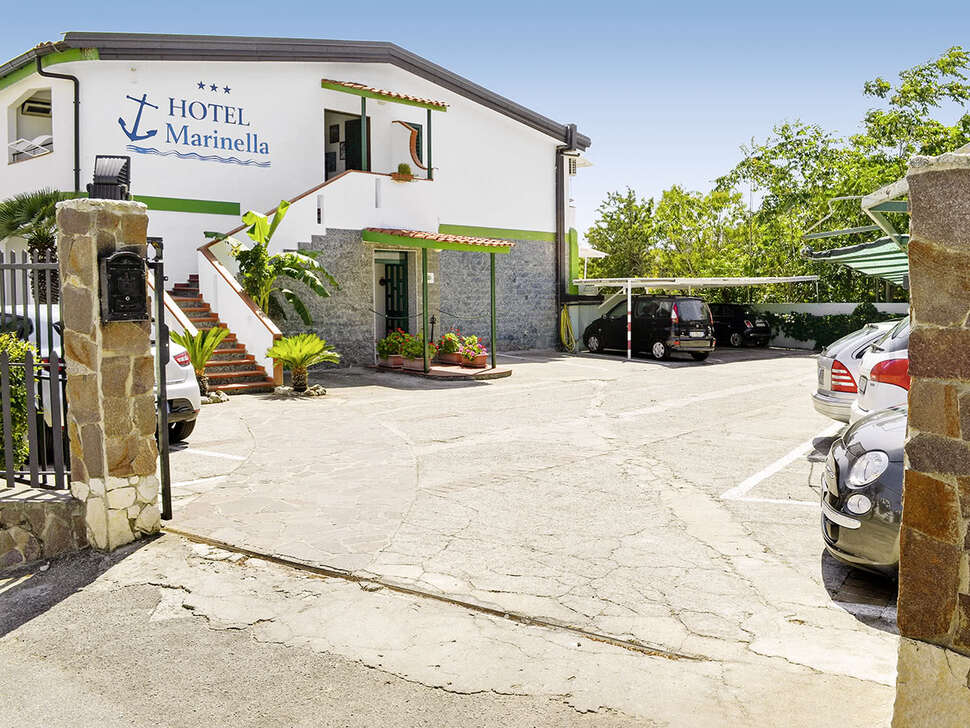 Ein Foto von der Außenansicht des Hotel Marinella