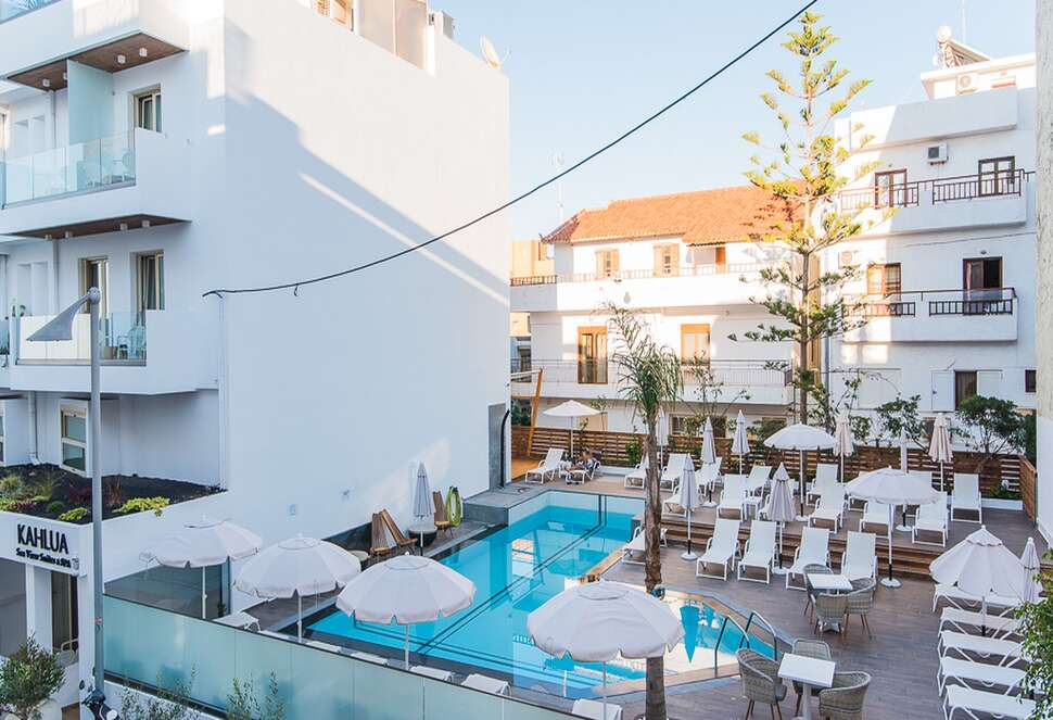 Ein Foto vom Pool im Kahlua Hotel & Suites