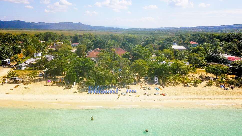 Een foto van het strand bij Merril's Beach Resort II